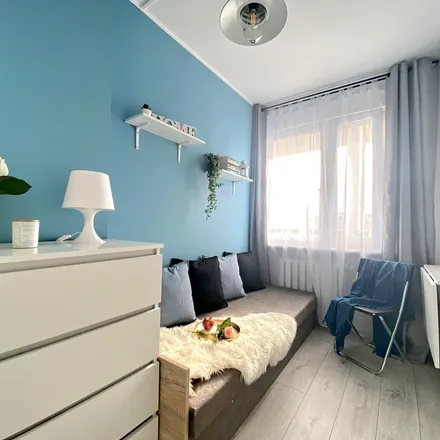 Rent this 3 bed room on Stanisława Kazury 16 in 02-795 Warsaw, Poland