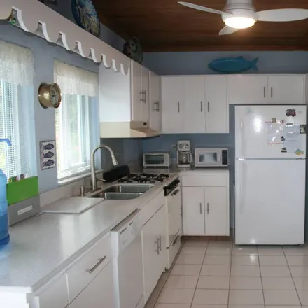 Rent this 3 bed house on Central Eleuthera