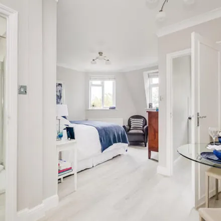 Rent this studio apartment on 12 Langland Gardens in London, NW3 6PR