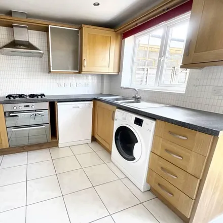 Image 3 - Roundhouse Crescent, Peacehaven, BN10 8GL, United Kingdom - Townhouse for rent