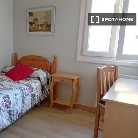 Rent this 5 bed room on Avenida da Ponte in 36215 Vigo, Spain