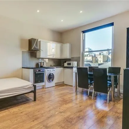 Rent this studio apartment on 17 Warwick Road in London, SW5 9UL
