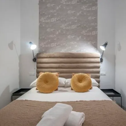Rent this 4 bed apartment on Madrid in Joyas del mundo, Calle del Duque de Alba
