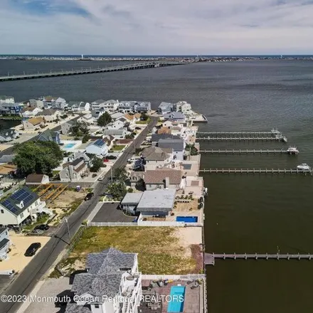 Buy this 6 bed house on 17 Bay Shore Drive in Toms River, NJ 08753