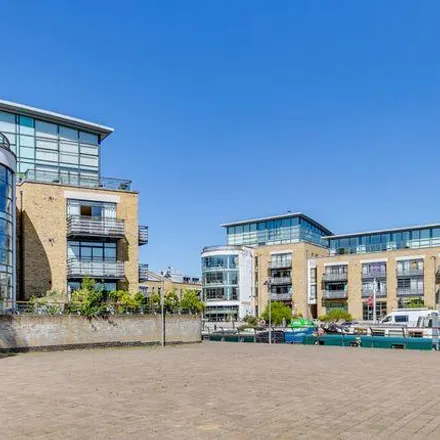 Rent this 2 bed apartment on Point Wharf in London, TW8 0BX