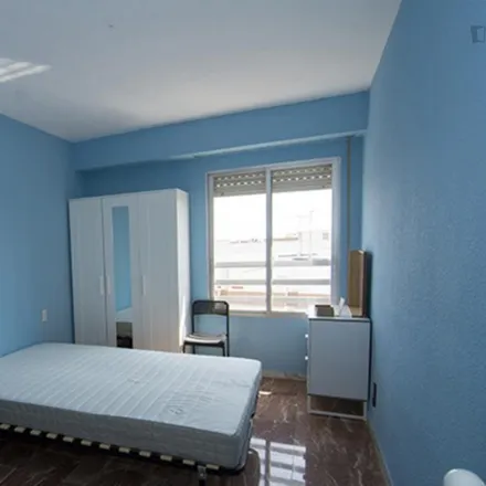 Rent this 4 bed room on Avinguda del 9 d' Octubre in 46113 Montcada / Moncada, Spain
