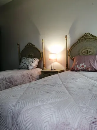 Rent this 6 bed room on Confeitaria Pastelaria Luena in Rua de Carlos Malheiro Dias, 4350-169 Porto