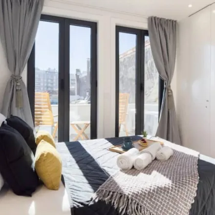 Rent this 3 bed apartment on Farmácia Barreiros in Rua dos Burgães 12, 4150-344 Porto