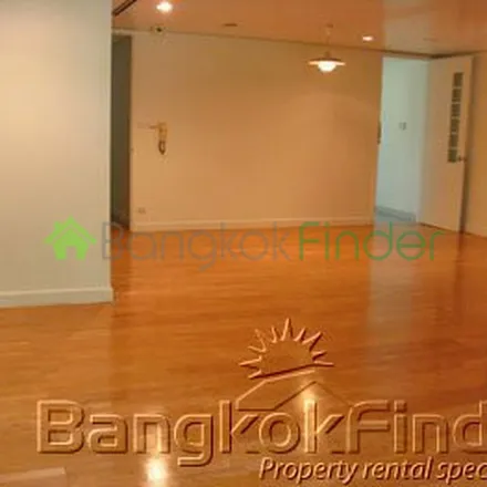 Rent this 4 bed apartment on Krung Kasem Road in Khlong Maha Nak Subdistrict, Pom Prap Sattru Phai District