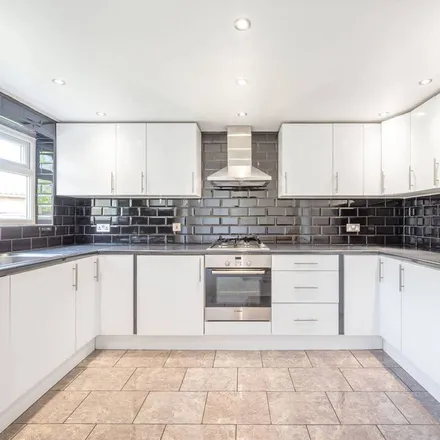 Rent this 5 bed duplex on 2 Finchley Avenue in Chelmsford, CM2 9BX