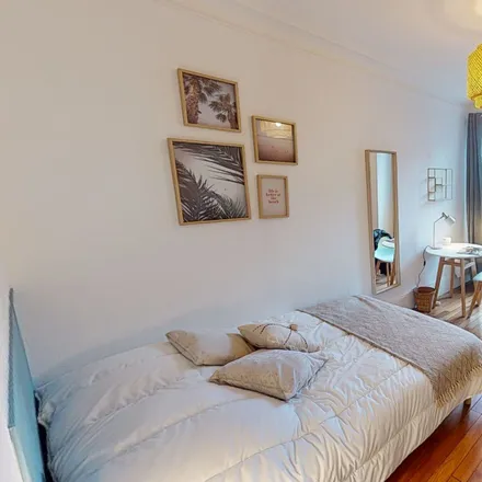 Rent this 6 bed room on 61 rue des Cloys