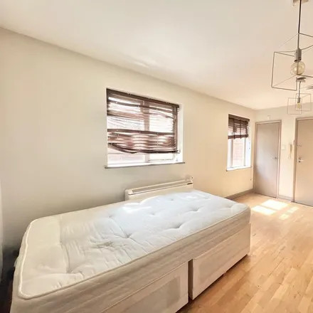 Rent this studio apartment on Kilburn High Road in London, NW6 7PY