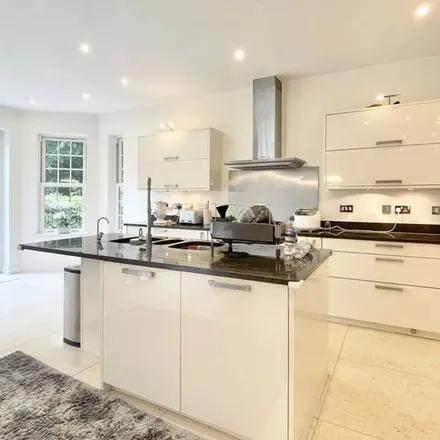 Rent this 6 bed apartment on Calderwood Place in London, EN4 0NQ