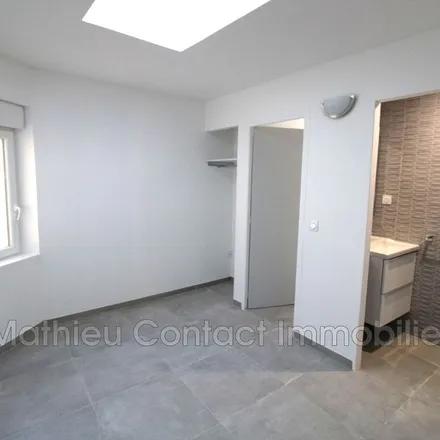Image 2 - 7 bis Place de l'Hôtel de Ville, 30510 Générac, France - Apartment for rent