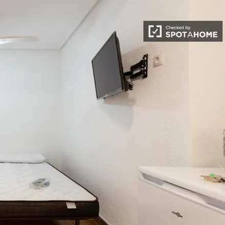 Rent this 4 bed room on Carrer de Sant Ignasi de Loiola in 18, 46008 Valencia