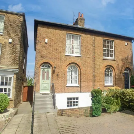Rent this 3 bed duplex on South Hill Road in Gravesend, DA12 1JN