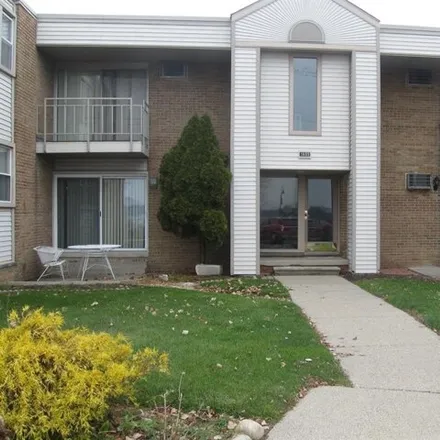 Rent this 2 bed condo on Stapleton Drive in Keego Harbor, Oakland County