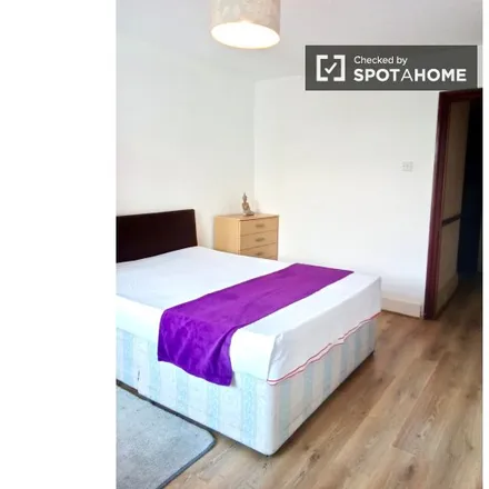 Rent this 6 bed room on 82 Seventh Avenue in London, E12 5JH