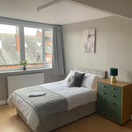 Rent this 6 bed townhouse on 3-33 Estcourt Avenue in Leeds, LS6 3EU