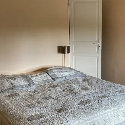 Rent this 3 bed house on 84490 Saint-Saturnin-lès-Apt