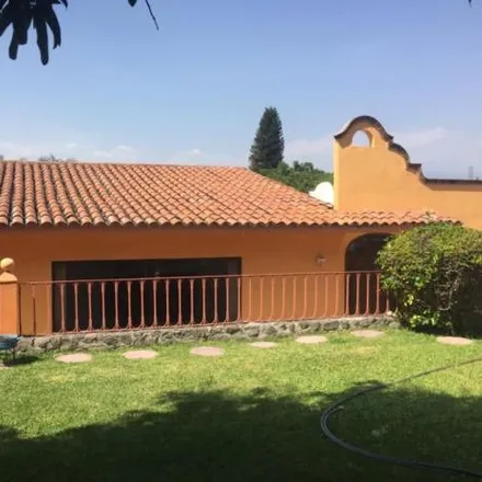 Buy this 3 bed house on Calle San Francisco in Fraccionamiento Burgos de Cuernavaca, 62760 Tres de Mayo