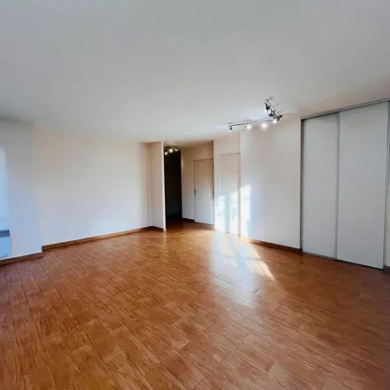 Rent this 3 bed apartment on 37 Avenue Joffre in 92250 La Garenne-Colombes, France