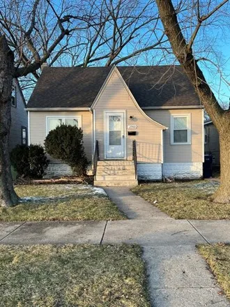 Buy this 3 bed house on 2940 W 99th Pl in Evergreen Park, Illinois