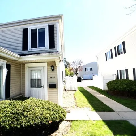 Rent this 2 bed townhouse on unnamed road in Prospect Heights, Wheeling Township