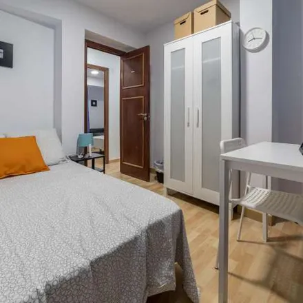 Rent this 5 bed apartment on Escultor J. Capuz (parell) - la Plata in Carrer de l'Escultor Josep Capuz, 46005 Valencia