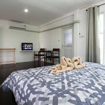 Rent this 1 bed room on 2 in Naresuan Road, Chakkraphat