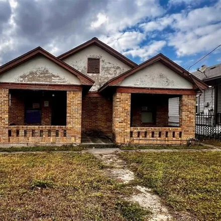 Buy this 4 bed house on 286 Clifton Street in Houston, TX 77011