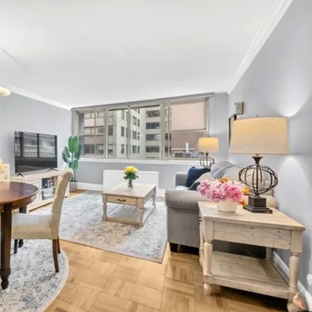 Buy this 1 bed condo on 200 E 58th St Apt 5e in New York, 10022