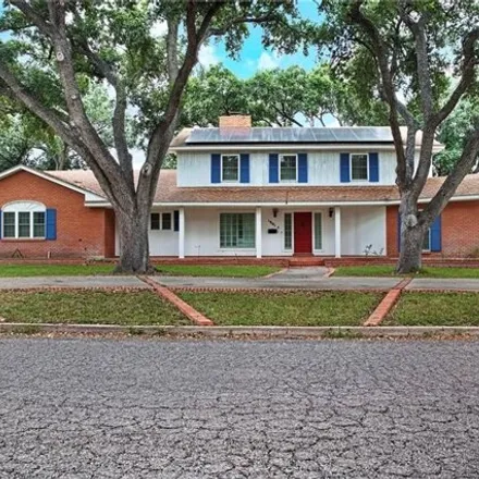 Buy this 4 bed house on 1909 Encino Avenue in Alice, TX 78332