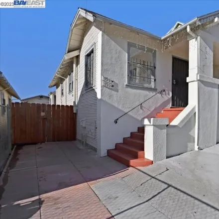Buy this studio house on 1993 38th Avenue in Oakland, CA 94601