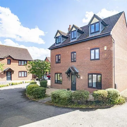 Rent this 5 bed house on Upperwood Close in Milton Keynes, MK5 7GH