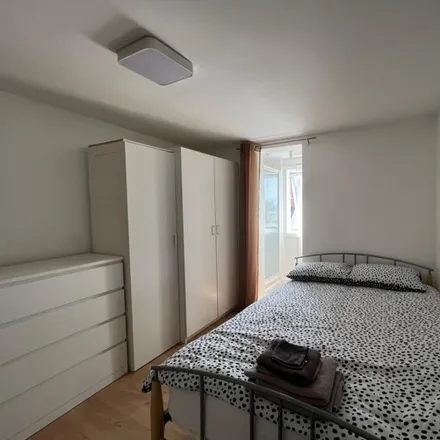 Rent this studio apartment on 54 Mill Lane in London, NW6 1NJ