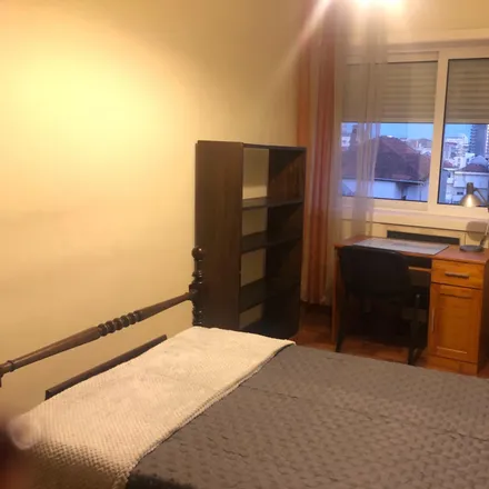 Rent this 3 bed room on Fábrica de Candeeiros in Rua dos Mártires da Liberdade, 3050-359 Porto