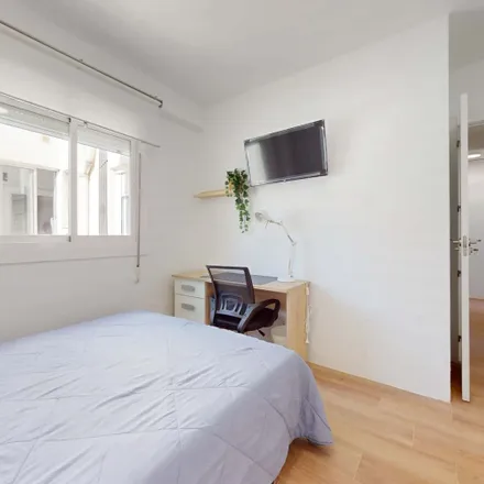 Rent this 6 bed room on Tasca La Caseta del Italiano in Calle Navarra, 12002 Castelló de la Plana