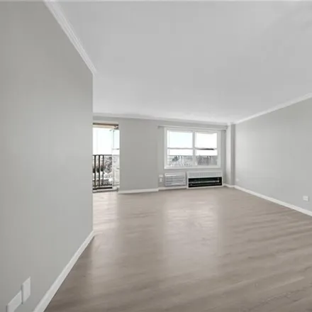 Image 8 - 2550 Olinville Avenue, New York, NY 10467, USA - Apartment for sale