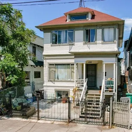 Buy this 1studio house on 666 32nd Street in Oakland, CA 94609