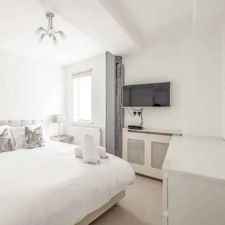 Rent this 1 bed apartment on Windsor and Maidenhead in SL4 5DS, United Kingdom