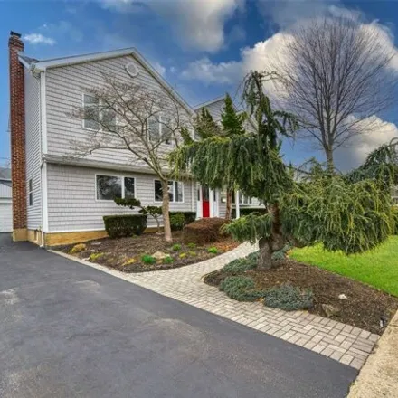 Image 2 - 3559 Summer Drive, North Wantagh, NY 11793, USA - House for sale