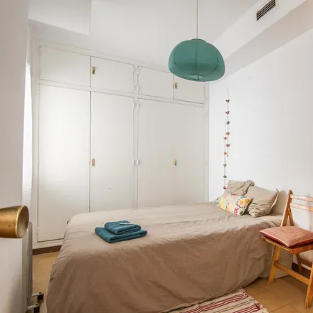 Rent this 4 bed room on Carrer de Saragossa in 43, 08006 Barcelona