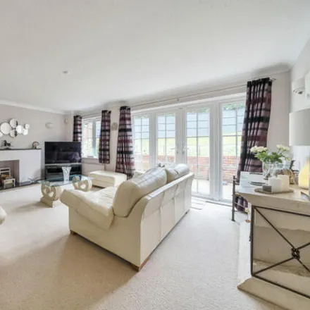 Image 2 - Roberts Wood Drive, Chalfont St Peter, SL9 0NH, United Kingdom - House for sale