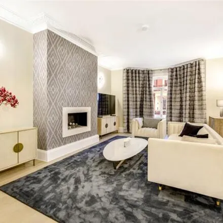 Rent this 5 bed room on 51 Drayton Gardens in London, SW10 9RF