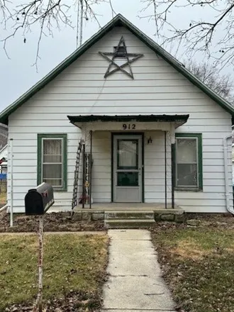 Buy this 2 bed house on 930 East Madison Street in Pontiac, IL 61764