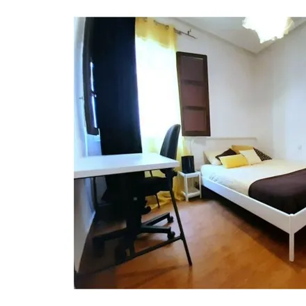Rent this 4 bed room on Carrer del Bany in 46001 Valencia, Spain