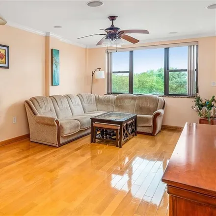 Image 3 - 230 Ocean Parkway, New York, NY 11218, USA - Condo for sale