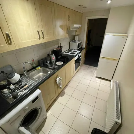 Rent this 9 bed apartment on Cardigan Road Victoria Road in Cardigan Road, Leeds