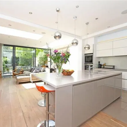 Rent this 6 bed duplex on 80 East Sheen Avenue in London, SW14 8AU